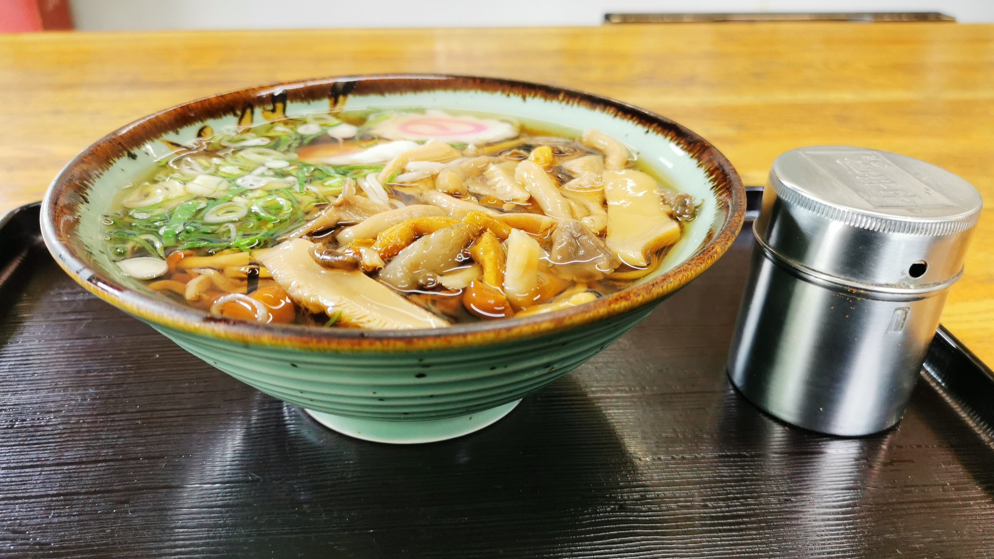 ながつき 460円でこぼれそうなほど蕎麦とキノコが入ってる 正丸駅 T Co Otazeenrlr Twitter