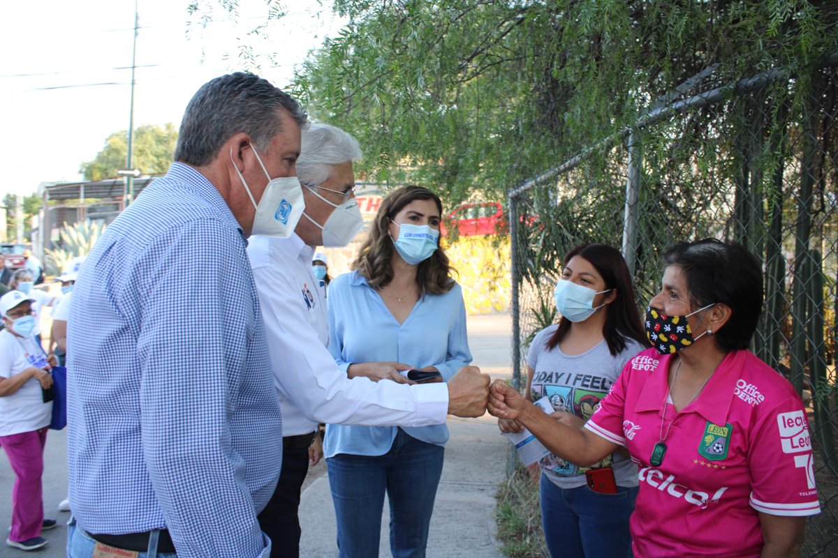 LuisEAyalaT's tweet photo. Fue un gusto visitar junto a @miguelmarquezm y @AngelesAyalaD, a las familias y vecinos de la colonia Pedregales de Echeveste en #León.💙

👏🏻 Agradezco su confianza y apertura al compartir sus ideas y sobre todo sus necesidades. 

Este 6 de junio #VotaPAN 👍🏻

#AyalaSí https://t.co/IZGdiuU9a2