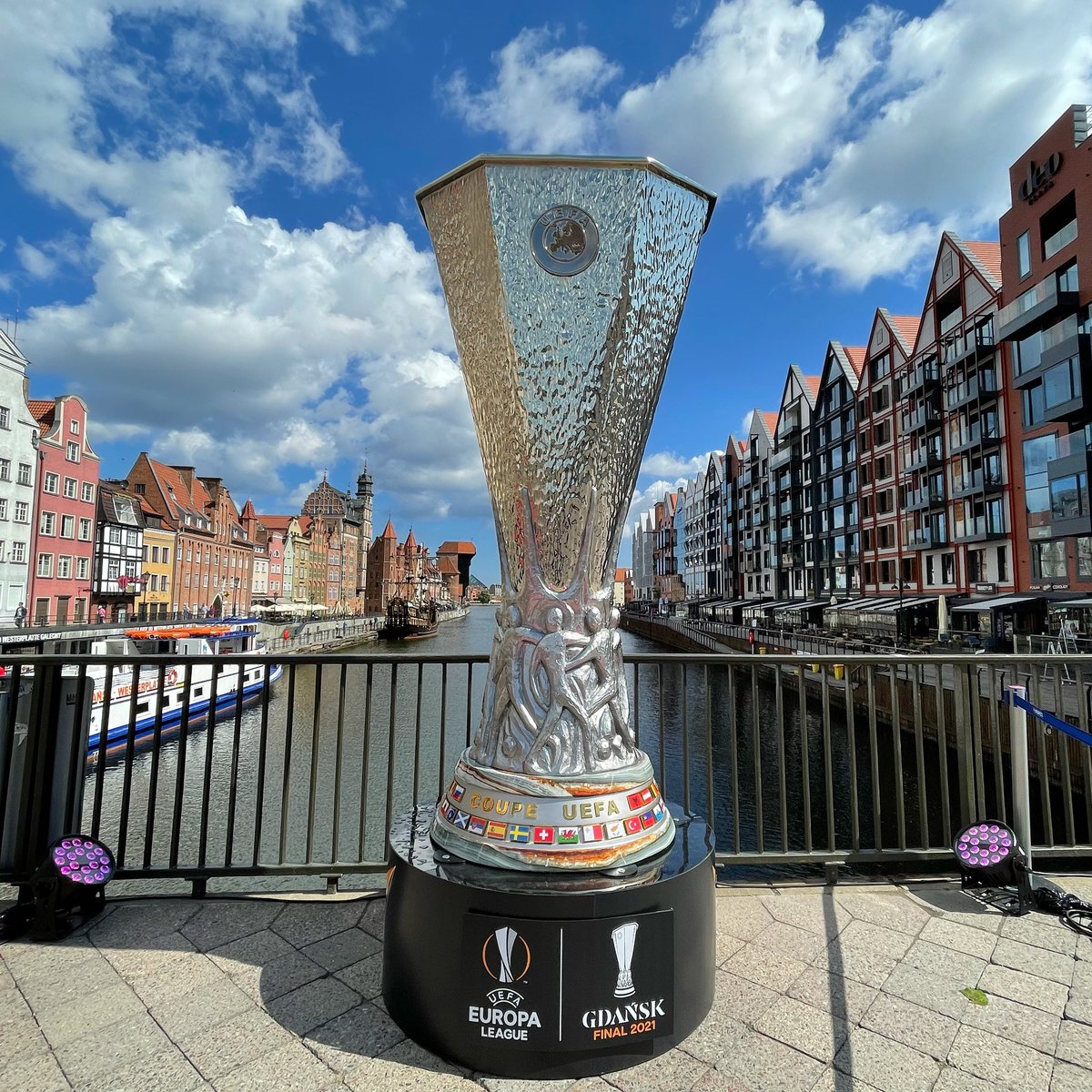 Kamu dukung siapa untuk #UELfinal nanti?

🔄 RETWEET: Manchester United
❤ LIKE: Villareal