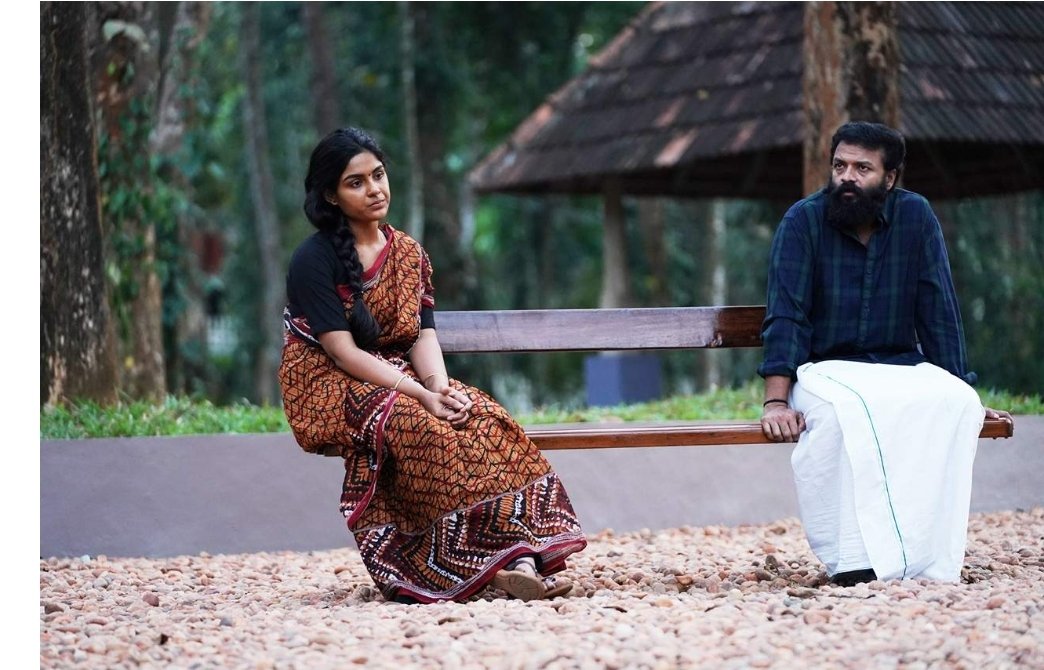 bard2verse1's tweet photo. #Vellam, a well-crafted film on the unquenchable quest for another drop of booze, 
The perils of getting trapped in what looks like a high in a glass, but is a tightening-by-the-drop noose. 
#lemonylimerick #Vellam #Muralikunnumpurath #malayalam #MovieReviews #alcoholic https://t.co/2jrvDK62xZ