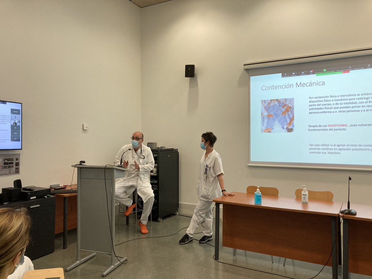 m_armora's tweet photo. Sessions de l’equip infermeria Nit🌔💫Sinèrgies entre les diferents unitats de 🏥. Compartir es aprendre😉👌. Avui @PediatriaSPau i Psiquiatria @HospitalSantPau @PediatriaSPau #orgullsantpau #tornnit1 #orgulldequip https://t.co/anqBxk44OP