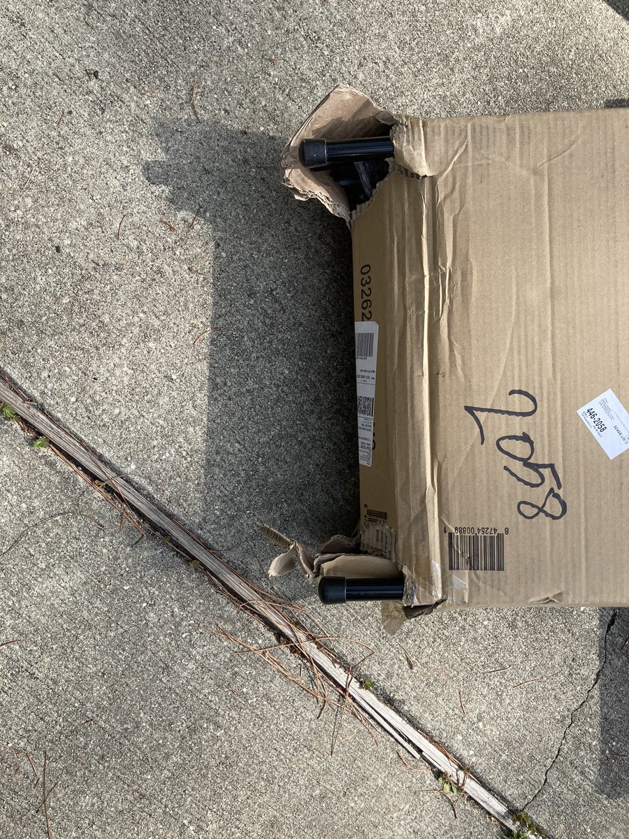 NateFis's tweet photo. Really @FedEx ? This is how you dump...I mean “deliver?” @FedExHelp https://t.co/WFYpIeSLbD