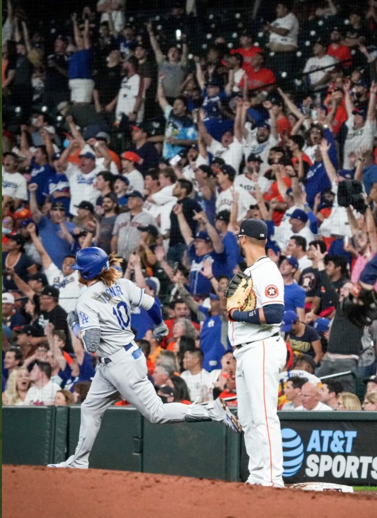 beamtheastros's tweet photo. Dodgers’ fans took over Houston✅ The Astros got hammered✅
King Kelly made an appearance✅
It was a great night🗣😈 https://t.co/NrwsD5OXUh
