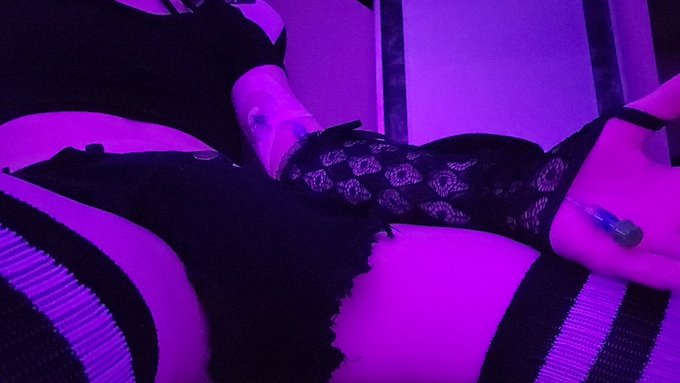 wearing arm warmers to cover up my picc line. so hot https://t.co/PbBrMeigJR