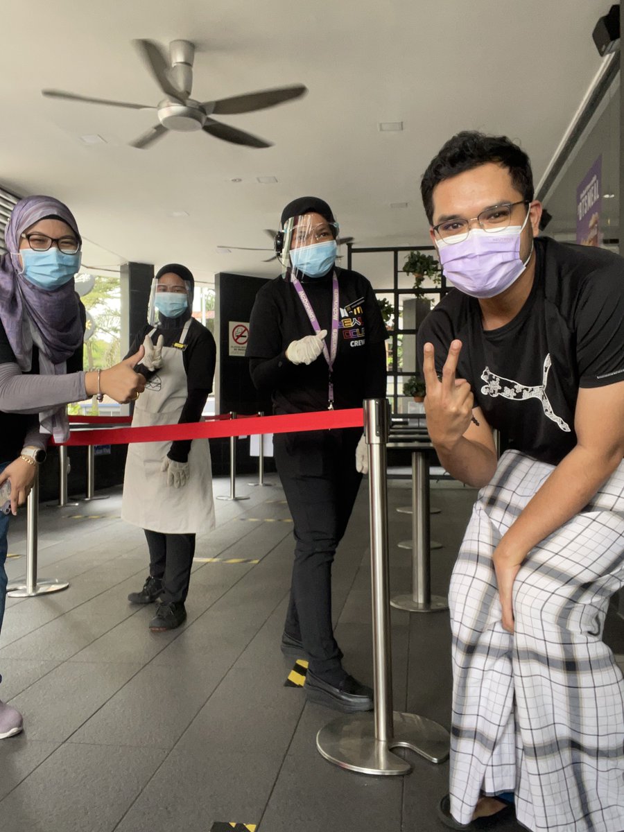 khairulaming's tweet image. Mcd kat rumah aku best sebab tak ada orang. Siap boleh selfie dengan akak akak mcd walaupun tak mandi lagi 🤣