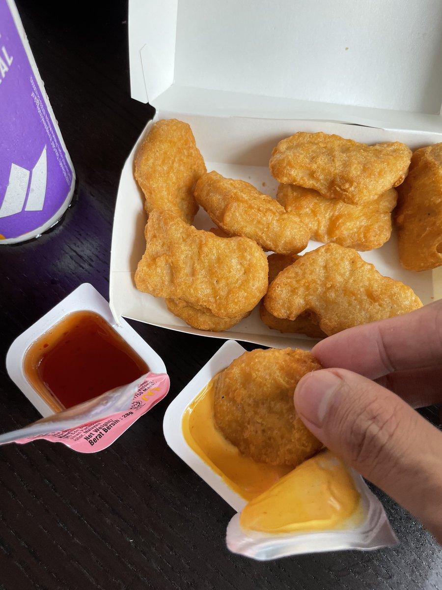 khairulaming's tweet image. Mcd kat rumah aku best sebab tak ada orang. Siap boleh selfie dengan akak akak mcd walaupun tak mandi lagi 🤣