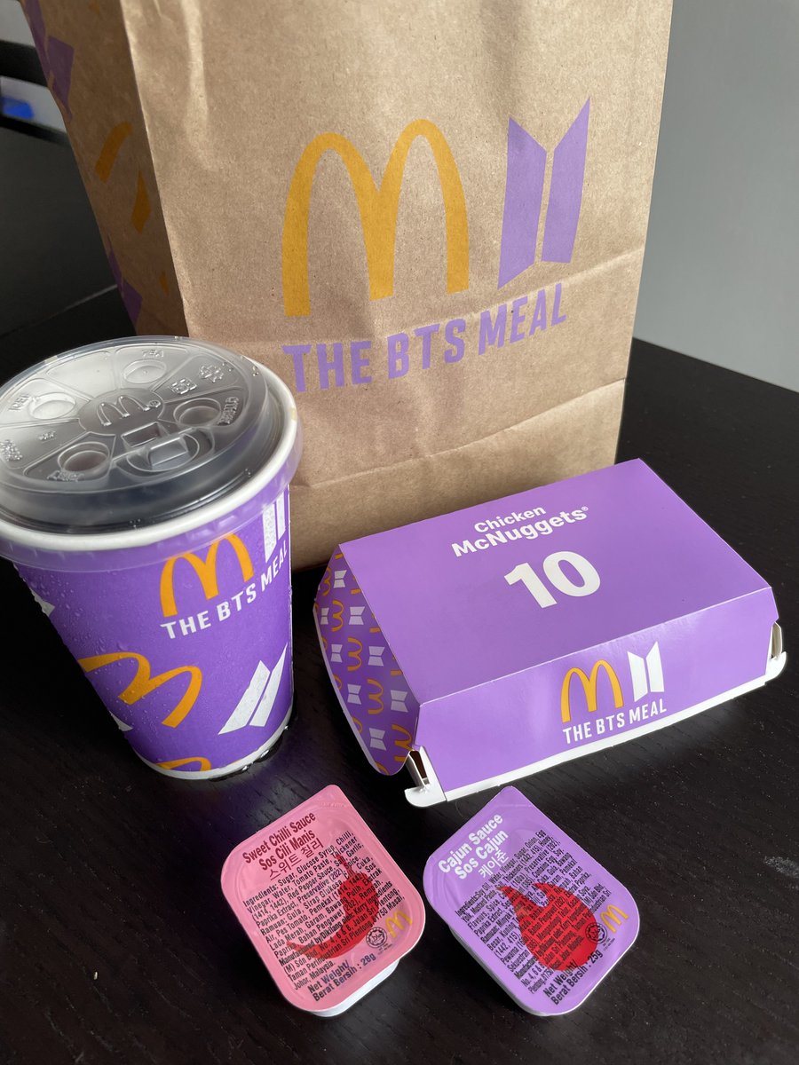 khairulaming's tweet image. Mcd kat rumah aku best sebab tak ada orang. Siap boleh selfie dengan akak akak mcd walaupun tak mandi lagi 🤣