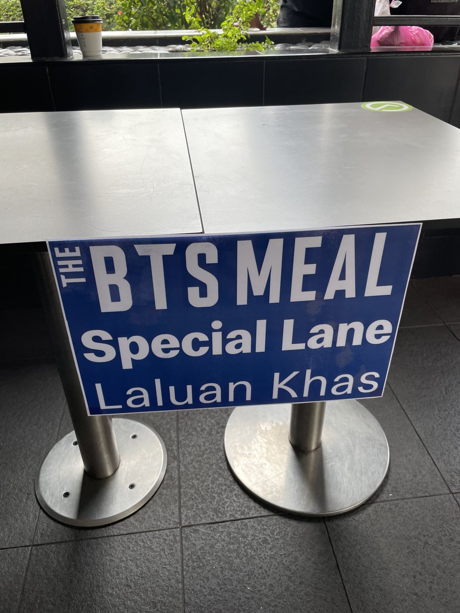 khairulaming's tweet image. Mcd kat rumah aku best sebab tak ada orang. Siap boleh selfie dengan akak akak mcd walaupun tak mandi lagi 🤣