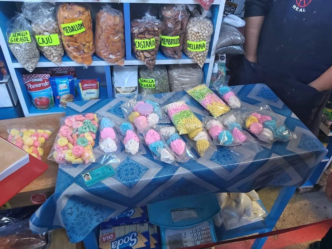 MCiudadnueva's tweet photo. #Meta6 | A fin de salvaguardar la salud de nuestros vecinos en un contexto donde las enfermedades se proliferan más rápido a causa de la falta de higiene y desorden; se realizó un operativo inopinado en el mercado zonal Alfonso Ugarte y sus exteriores.
#MDCN #DependeDeNosotros https://t.co/1OQpuvKxj6