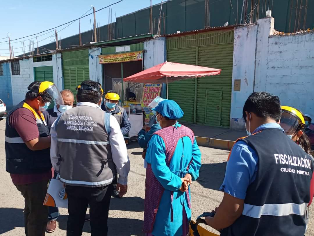 MCiudadnueva's tweet photo. #Meta6 | A fin de salvaguardar la salud de nuestros vecinos en un contexto donde las enfermedades se proliferan más rápido a causa de la falta de higiene y desorden; se realizó un operativo inopinado en el mercado zonal Alfonso Ugarte y sus exteriores.
#MDCN #DependeDeNosotros https://t.co/1OQpuvKxj6