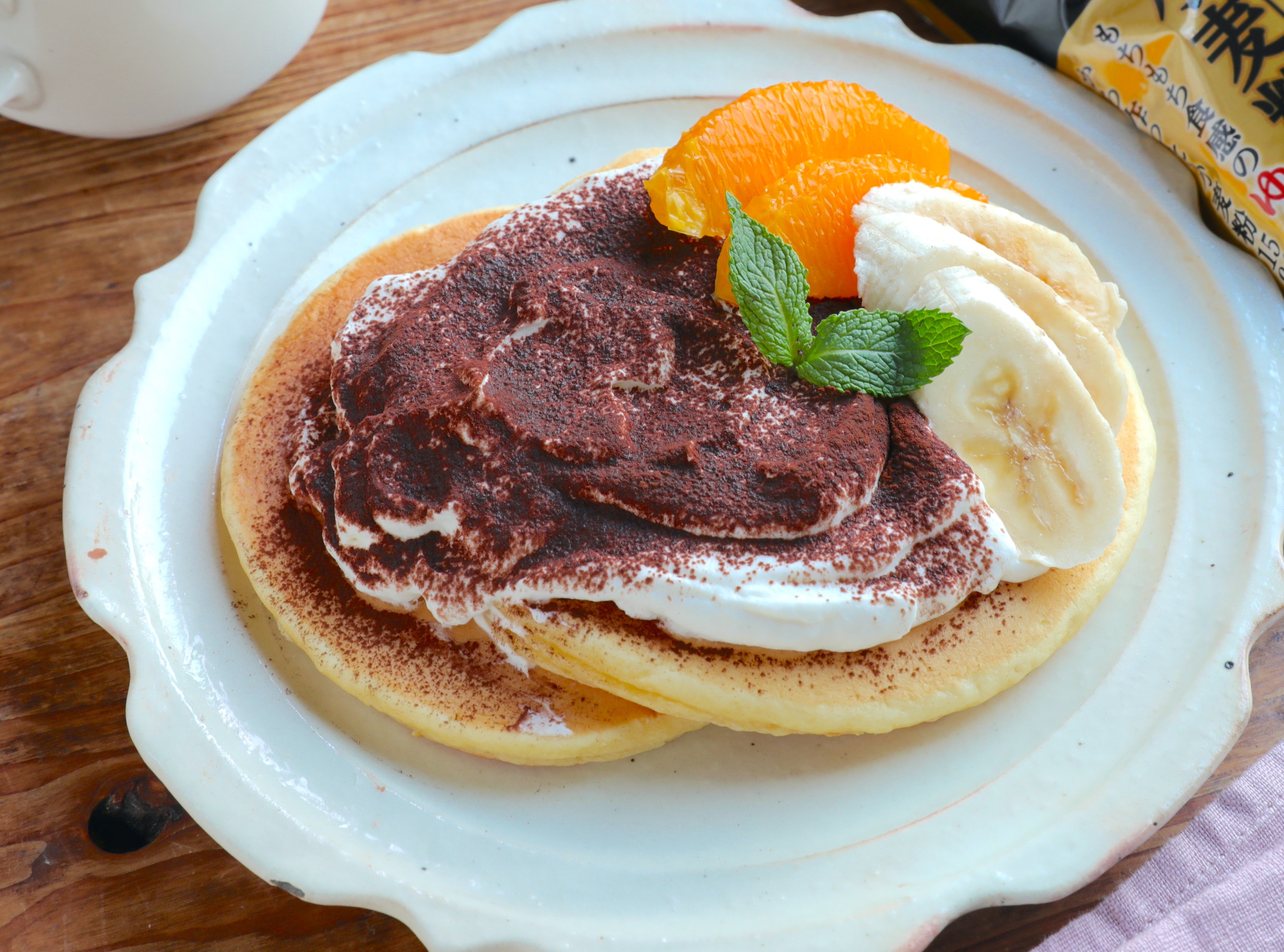 Twitter 上的 ぐっち夫婦 料理家 カフェみたいなパンケーキ出来ちゃった もちもちしっとり うますぎる ホットケーキ ティラミス風ソースがけ ボウルに卵 牛乳 ホットケーキミックス フライパンで焼く ボウルに生クリーム 砂糖 マスカルポーネ 皿に