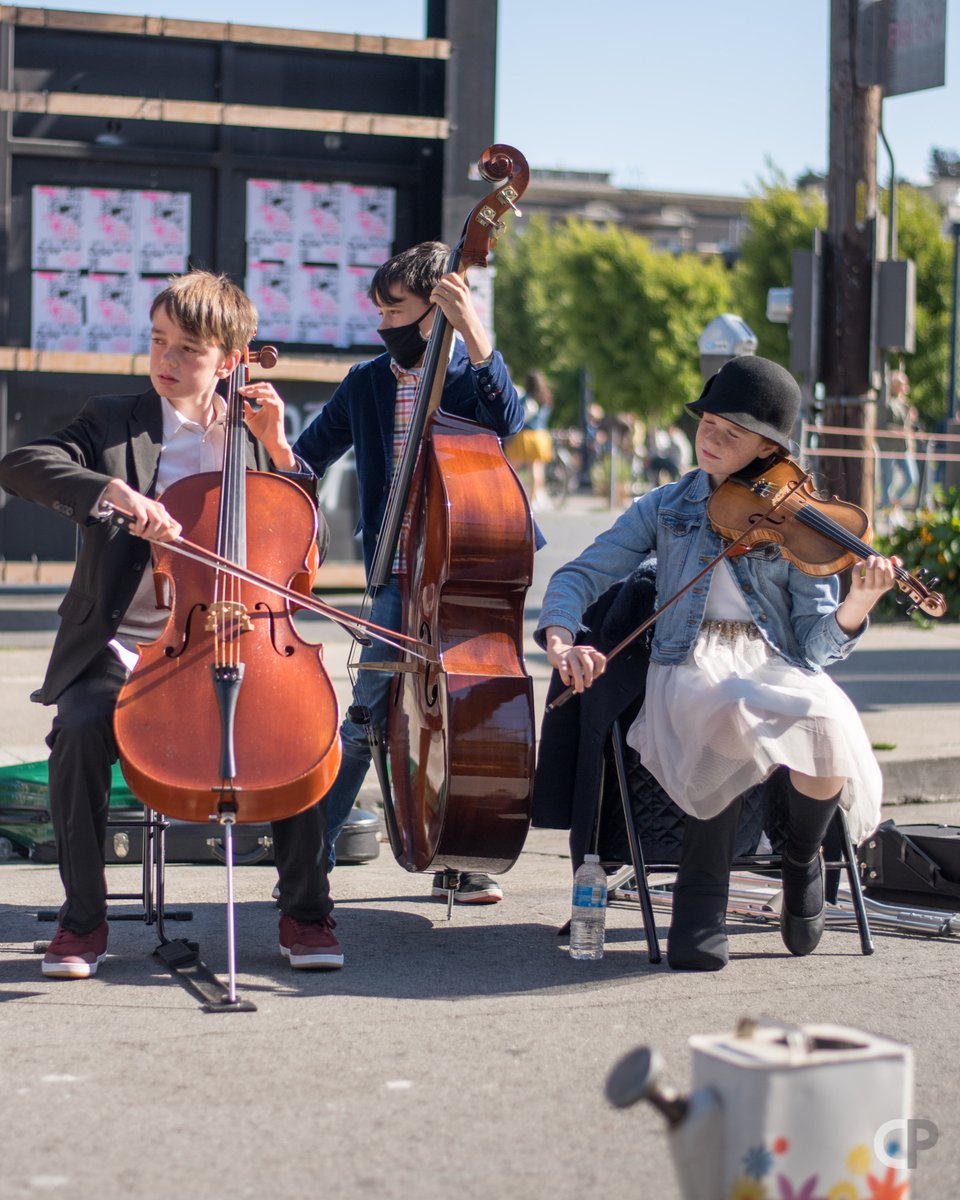 chrispang_prod's tweet image. A few more shots from when I was taking a look at @delamotte.strings 

#musician #stringquintet #violin #cello #viola #delamottestrings #hayesvalley #hayesvalleysf