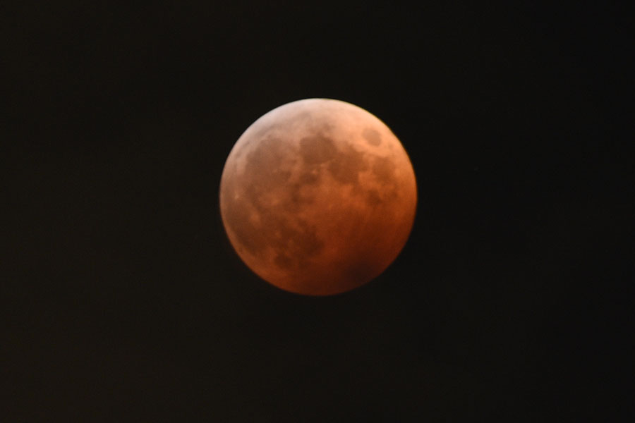 transistor's tweet photo. 今夜は、皆既月食。
東京は18時39分に東の空から出てきた月が、44分からかけ始めて、20時9分に南東の空で皆既月食となり、約20分間続いて、21時52分に部分職が終わります。
天気が微妙だけど、見えることを祈りましょう。
掲載している写真は、2014年10月8日の皆既月食のもの。 https://t.co/ZIqNkS88uw