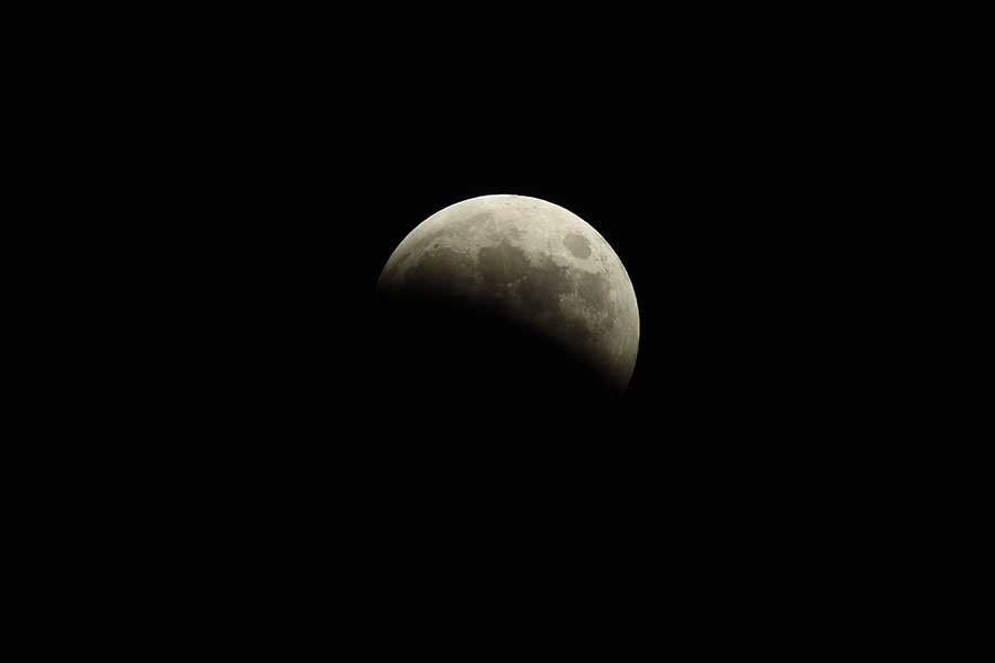 transistor's tweet photo. 今夜は、皆既月食。
東京は18時39分に東の空から出てきた月が、44分からかけ始めて、20時9分に南東の空で皆既月食となり、約20分間続いて、21時52分に部分職が終わります。
天気が微妙だけど、見えることを祈りましょう。
掲載している写真は、2014年10月8日の皆既月食のもの。 https://t.co/ZIqNkS88uw