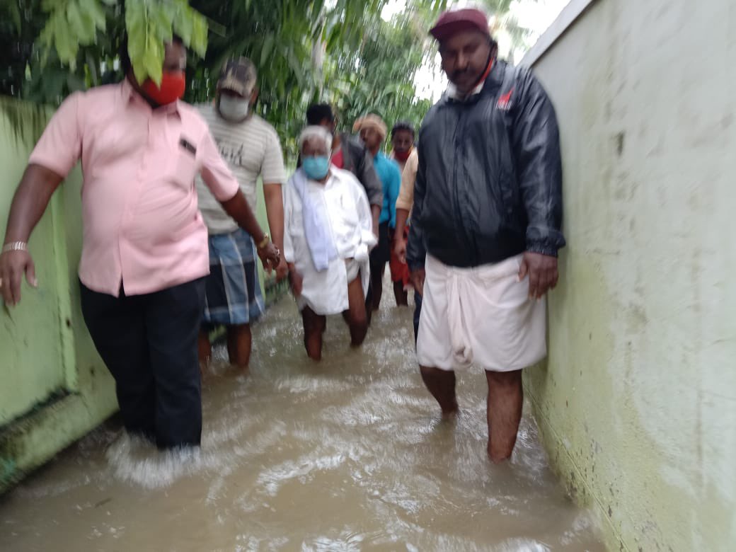 MRGandhiNGL's tweet photo. நாகர்கோவில் சட்டமன்றத் தொகுதிக்குட்பட்ட புத்தேரி பகுதியில் ஏற்பட்ட வெள்ளப்பெருக்கில் புத்தேரி குளம் உடைப்பு ஏற்பட்டு ஊருக்குள் தண்ணீர் புகுந்தது.அந்தப் பகுதிகளை இன்று காலை பார்வையிட்டு தக்க நடவடிக்கை எடுக்குமாறு சம்பந்தப்பட்ட அதிகாரிகளிடம் வலியுறுத்தினேன் https://t.co/k87klLXDgI