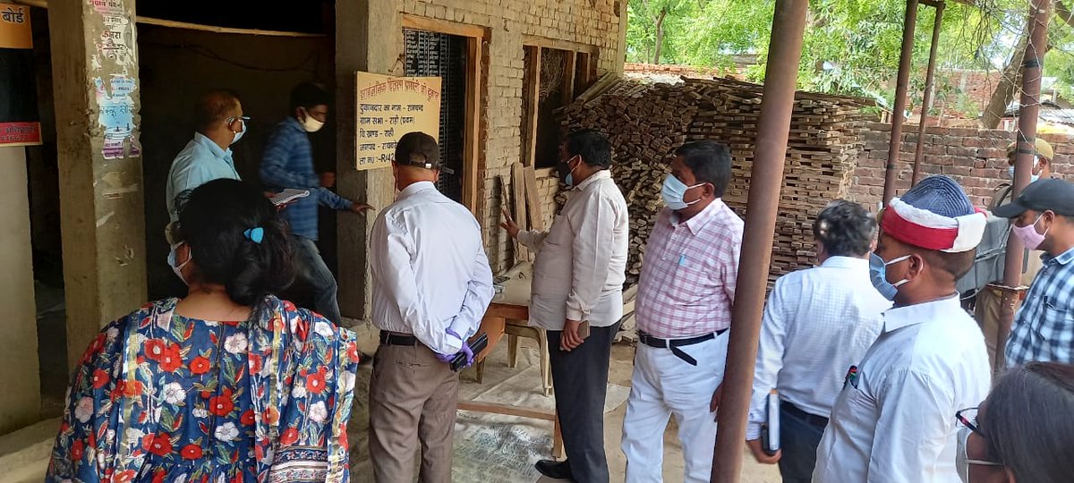 dmraebareli's tweet image. जिलाधिकारी वैभव श्रीवास्तव ने मलिकमऊ पुल के नीचे त्रिभुवन नारायण व राही प्रथम में रामचंद्र उचित दर विक्रेताओ की दुकान पर औचक निरीक्षण किया। निरीक्षण के दौरान राही प्रथम  खाद्यान्न को नियमानुसार सही से वितरण न किए जाने पर निलंबित करने के डीएसओ को निर्देश दिये