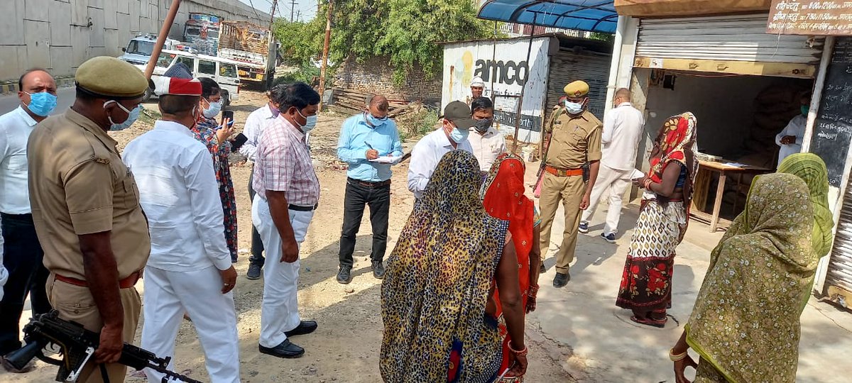dmraebareli's tweet image. जिलाधिकारी वैभव श्रीवास्तव ने मलिकमऊ पुल के नीचे त्रिभुवन नारायण व राही प्रथम में रामचंद्र उचित दर विक्रेताओ की दुकान पर औचक निरीक्षण किया। निरीक्षण के दौरान राही प्रथम  खाद्यान्न को नियमानुसार सही से वितरण न किए जाने पर निलंबित करने के डीएसओ को निर्देश दिये