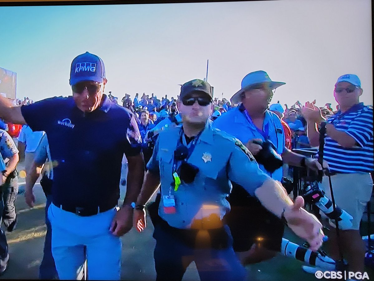 jcarterandersen's tweet photo. Had "slightly unnerving but exceptionally awesome" moment w/ @PhilMickelson on 18 @PGAChampionship. @Amanda_Balionis said we "had his back!" Join me with @FanStreamJP for story Wed May 26 at 3:45pm on https://t.co/xSwRLezl9i #PGAChampionship @danaandersen27 @BennettAnd11 @jayfile https://t.co/n4VmzBs2cx