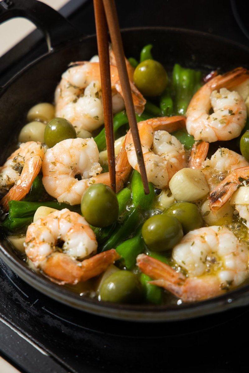 감바스 만들 때 꽈리고추 넣어보세요! 생각보다 너모 잘 어울림, 예전에 샘표 우리맛 연구팀에게 배운 건데 꽈리고추가 약간 해물맛 성분을 가지고 있대요 그래서 해산물과 잘 어울림!! 감바스에는 뭐다?! 꽈리고추!! #모두의올리브