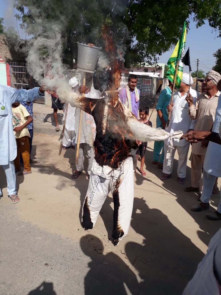 kisanektamorcha's tweet photo. ਜੁਝਾਰੂ ਕਿਸਾਨਾਂ ਦੇ ਦਿੱਲੀ ਮੋਰਚੇ ਨੂੰ 6 ਮਹੀਨੇ ਹੋਣ ਤੇ ਅਤੇ ਜ਼ੁਲਮੀ ਮੋਦੀ ਸਰਕਾਰ ਦੇ ਰਾਜ ਨੂੰ 7 ਸਾਲ ਪੂਰੇ ਹੋਣ ਤੇ ਸਯੁੰਕਤ ਕਿਸਾਨ ਮੋਰਚੇ ਦੇ ਸੱਦੇ ਤੇ ਅੱਜ ਘਰਾਂ 'ਤੇ ਕਾਲੇ ਝੰਡੇ ਲਗਾਕੇ ਅਤੇ ਮੋਦੀ ਸਰਕਾਰ ਦੇ ਪੁਤਲੇ ਸਾੜ ਕੇ ਵਿਰੋਧ ਕੀਤਾ ਜਾ ਰਿਹਾ ਹੈ।

#6MonthsofFarmersProtest #KisanMajdoorEktaZindabaad https://t.co/cBh34vtmii