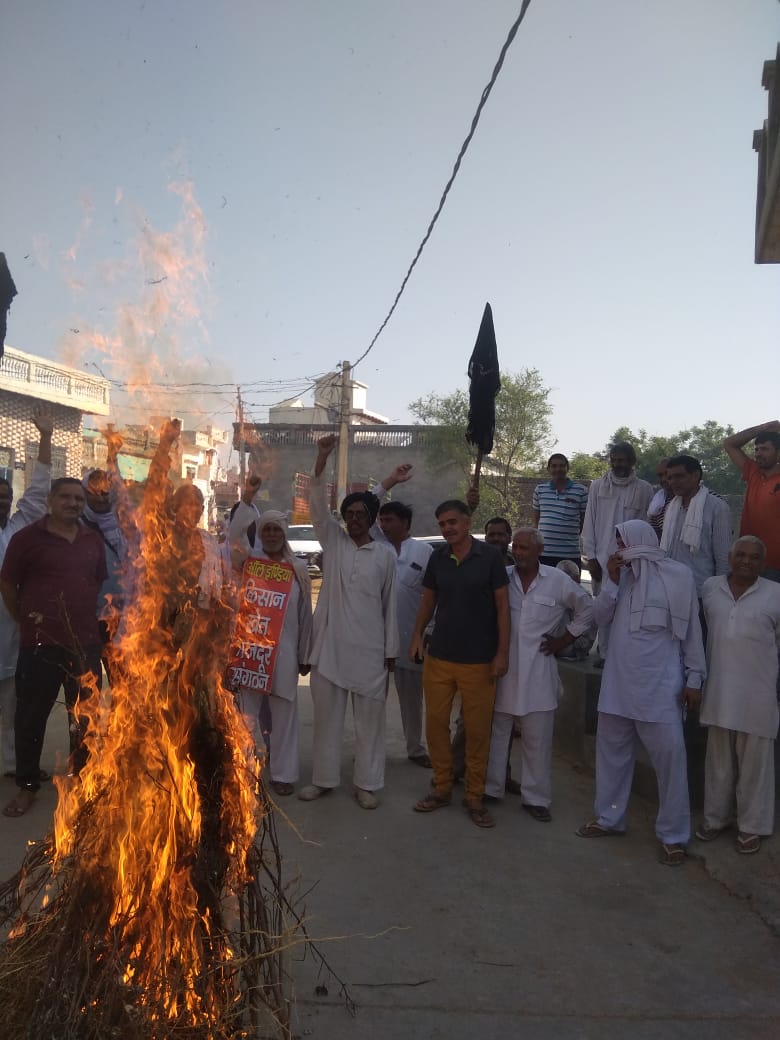 kisanektamorcha's tweet photo. ਜੁਝਾਰੂ ਕਿਸਾਨਾਂ ਦੇ ਦਿੱਲੀ ਮੋਰਚੇ ਨੂੰ 6 ਮਹੀਨੇ ਹੋਣ ਤੇ ਅਤੇ ਜ਼ੁਲਮੀ ਮੋਦੀ ਸਰਕਾਰ ਦੇ ਰਾਜ ਨੂੰ 7 ਸਾਲ ਪੂਰੇ ਹੋਣ ਤੇ ਸਯੁੰਕਤ ਕਿਸਾਨ ਮੋਰਚੇ ਦੇ ਸੱਦੇ ਤੇ ਅੱਜ ਘਰਾਂ 'ਤੇ ਕਾਲੇ ਝੰਡੇ ਲਗਾਕੇ ਅਤੇ ਮੋਦੀ ਸਰਕਾਰ ਦੇ ਪੁਤਲੇ ਸਾੜ ਕੇ ਵਿਰੋਧ ਕੀਤਾ ਜਾ ਰਿਹਾ ਹੈ।

#6MonthsofFarmersProtest #KisanMajdoorEktaZindabaad https://t.co/cBh34vtmii