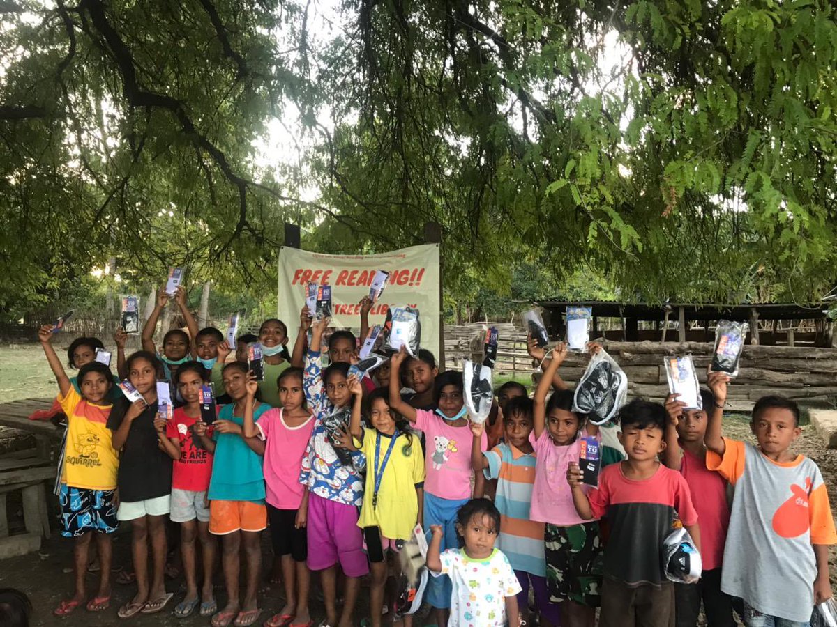 littletalksubud's tweet photo. Bulan April lalu, setiap minggu kami mengadakan beberapa workshop di #littletalksubud & keuntungan dari event yang kami buat kami donasikan melalui OKL Street Library untuk membeli 91 pasang kaos kaki untuk 91 anak-anak yang terdampak banjir bandang di Desa Railor, Malaka, NTT. https://t.co/8IDCj3XYks
