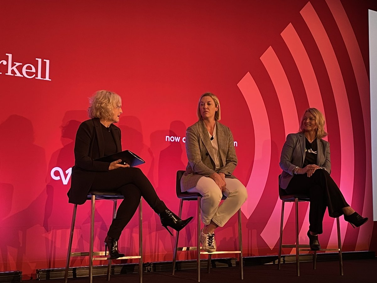 WritersAus's tweet photo. The power of #ABM at Slack: custom sales presentations that used to take days are pulled together in 7 minutes with live data ready to personalize. No wonder sales teams love it! Great tips from another expert panel #b2bmktgAPAC https://t.co/A34LJ9i0x8