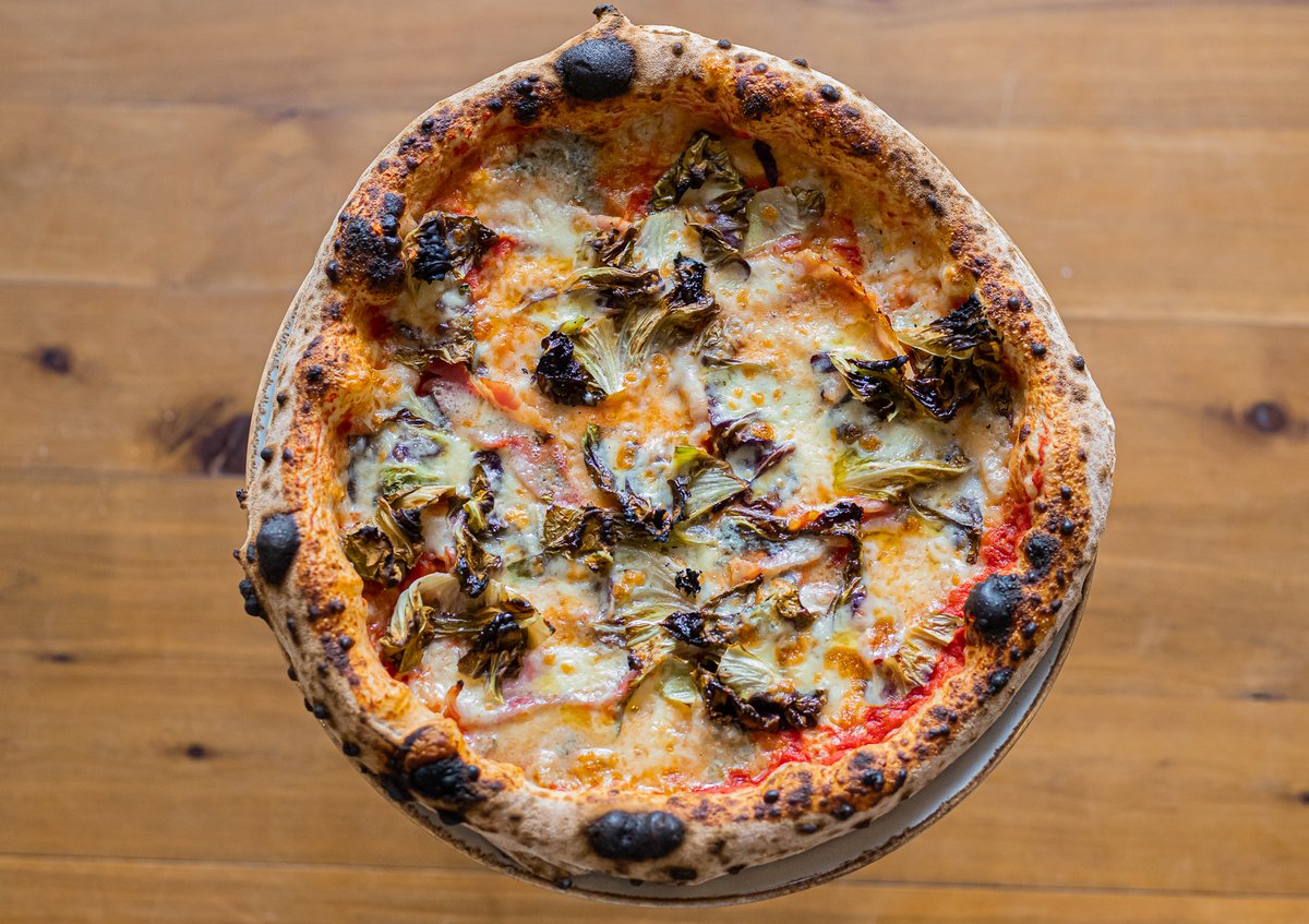 It's midweek, what are you having for lunch?🍽🍕

Trevigiana Pizza 🔥🔥Radicchio (italian chicory), smoked pancetta, gorgonzola cheese 🧀

🚨 25% off in all pizzas - Dine in or Takeaway  👉🏼 Monday to Friday from 12 - 6pm @ischiarestaurant