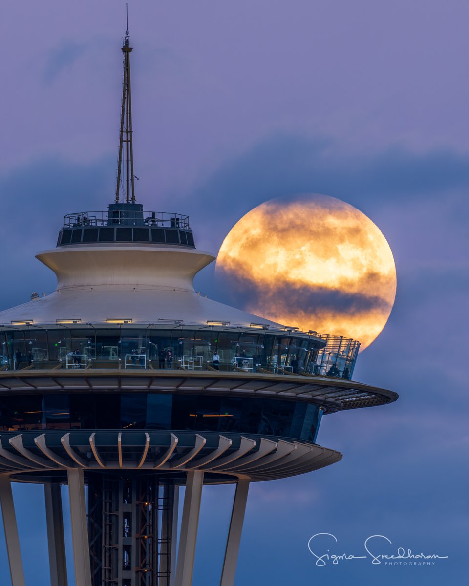 Tonight's #fullmoon rising in #Seattle behind <a href="/space_needle/">Space Needle</a>.