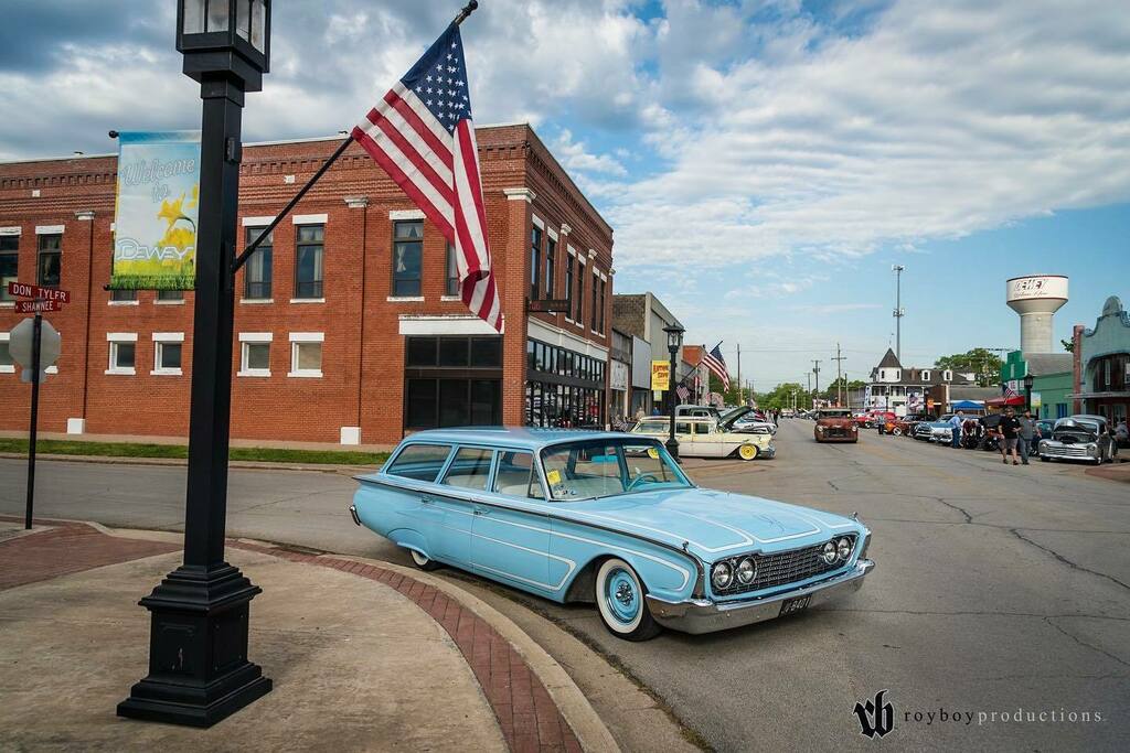 royboyprods's tweet photo. The best part of the #StrayKat500 is the people. Lucky for us guys like Larry have sweet cars like this long roof 60 Ford. #hamb #hopuplive #hamb https://t.co/B1iLuq8Lsb https://t.co/hronSH4wHB