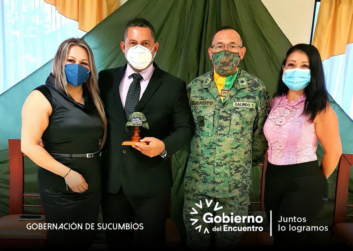 Gobersucumbios's tweet photo. @albaro_beltran @Gobersucumbios realizó la entrega de reconocimientos a oficiales del BS 56 Tungurahua por su destacado trabajo durante la emergencia sanitaria #COVID19ec. Además entregó la Condecoración Mención de Honor al Estandarte del Pabellón Nacional. @LassoGuillermo https://t.co/BZPbACx5V5