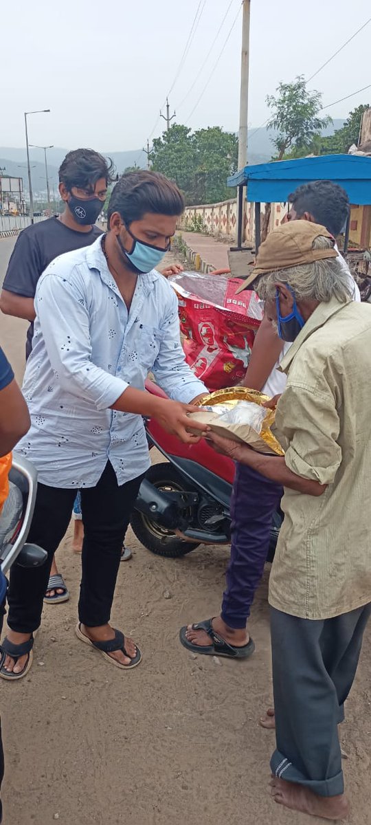 AlluArjun_Army's tweet photo. Yesterday #AlluArjunArmy - Vizag Marripalem Team distributed Biryani packets to the road side people.

#Pushpa @alluarjun https://t.co/bmZvBXKGSm