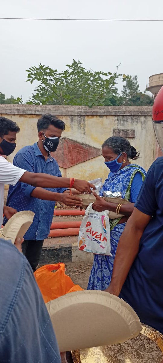 AlluArjun_Army's tweet photo. Yesterday #AlluArjunArmy - Vizag Marripalem Team distributed Biryani packets to the road side people.

#Pushpa @alluarjun https://t.co/bmZvBXKGSm
