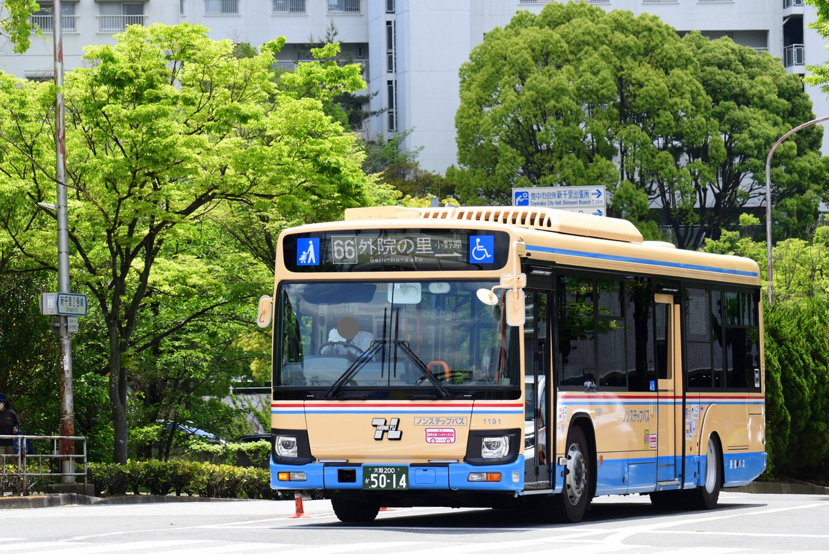 阪急バス 公式 ジメジメした梅雨が始まりましたが 青々とした緑がまぶしい季節になりましたね 今回は 新緑の千里中央を往く 阪急バスの写真をお届け