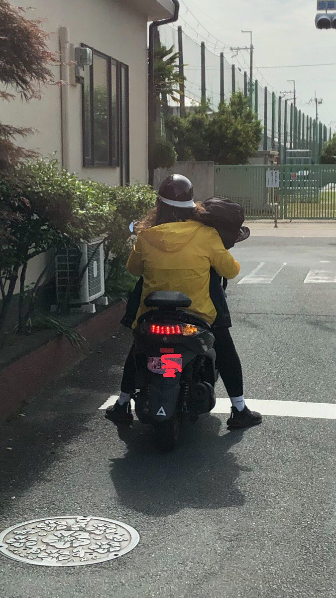 tyaitai48's tweet photo. 前を行くスクーターがえらいイチャつきながら乗ってると見てたら髪の長いおっさんがギターかかえて運転してましたわ。 https://t.co/eWy0vpaXAz