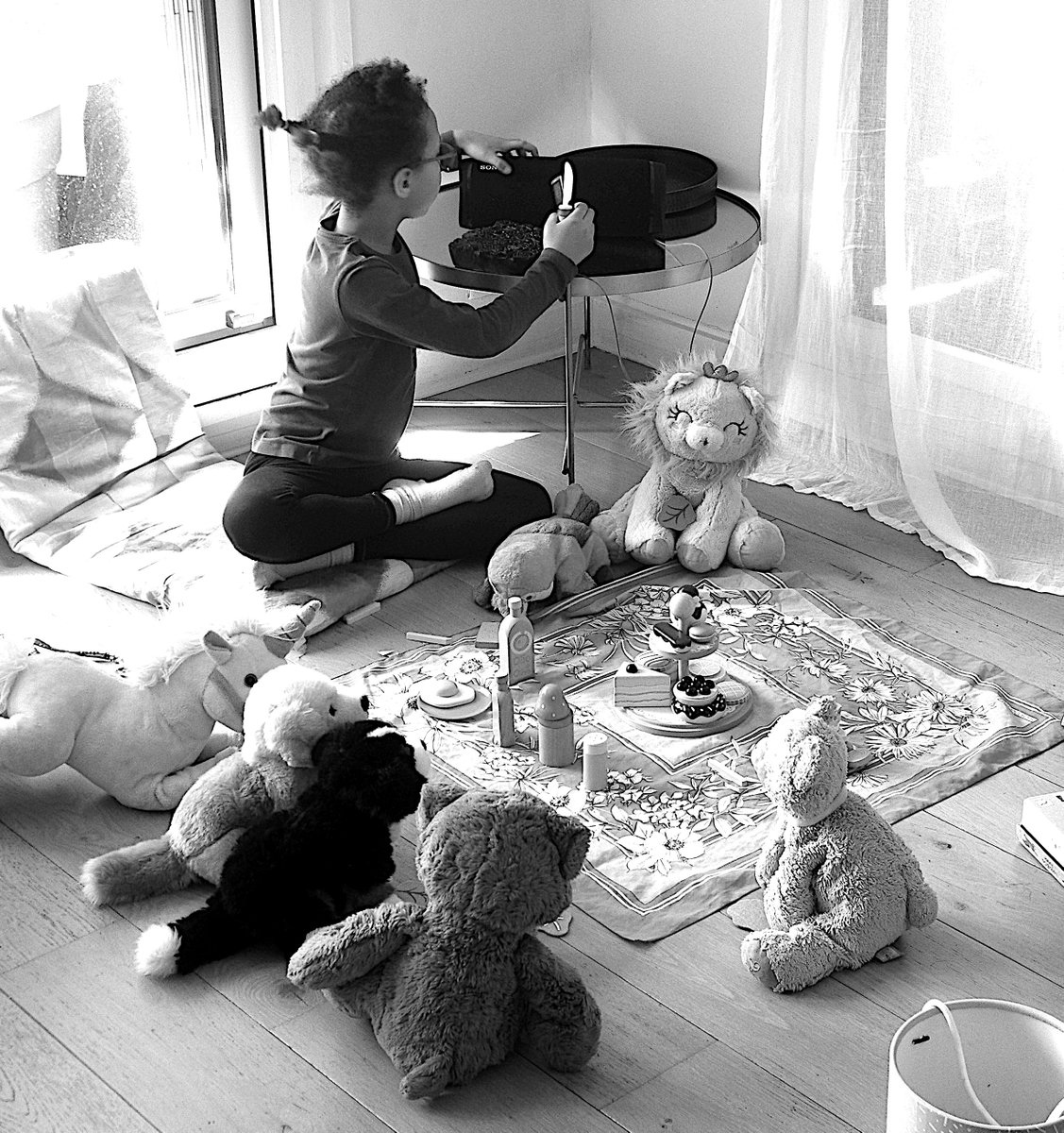 AlexiaTraore's tweet photo. Aujourd'hui c'est Mercredi...goûter dans l'atelier! profitons du bonheur de chaque jour! 😍
#magic
#familyart
#thankful
#womenartists
#artistmom https://t.co/SO8GUadoE3