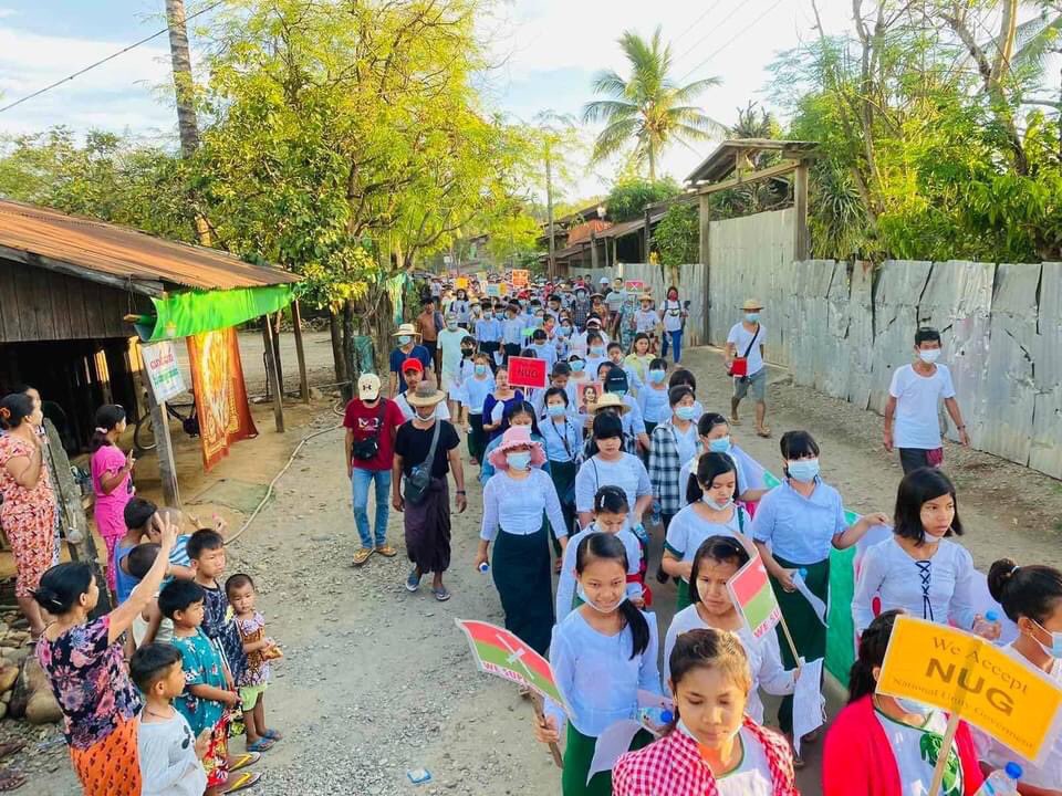 klatpri's tweet photo. A coalition strike to demand the immediate end of slavery education system was held in Hpakant’s Tamakhan Myothit today. Students including primary students, CDM education staff and local residents joined the strike.  #AuspiceRefugees #WhatsHappeninglnMyanmar #May26Coup https://t.co/GkAJHKBiFg