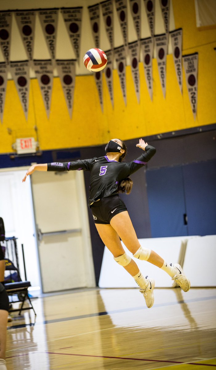 cpgirlsvball's tweet photo. SENOR SPOTLIGHT!
#5, Isabella Silva
Opposite Hitter.
I have been playing volleyball for 10 years.
My favorite memory is when a girl on the opposing team looked at the falcon on the gym floor and said “what a cute owl”.
I will be attending the University of Oregon in the fall 2021 https://t.co/EVq8uMZqHz