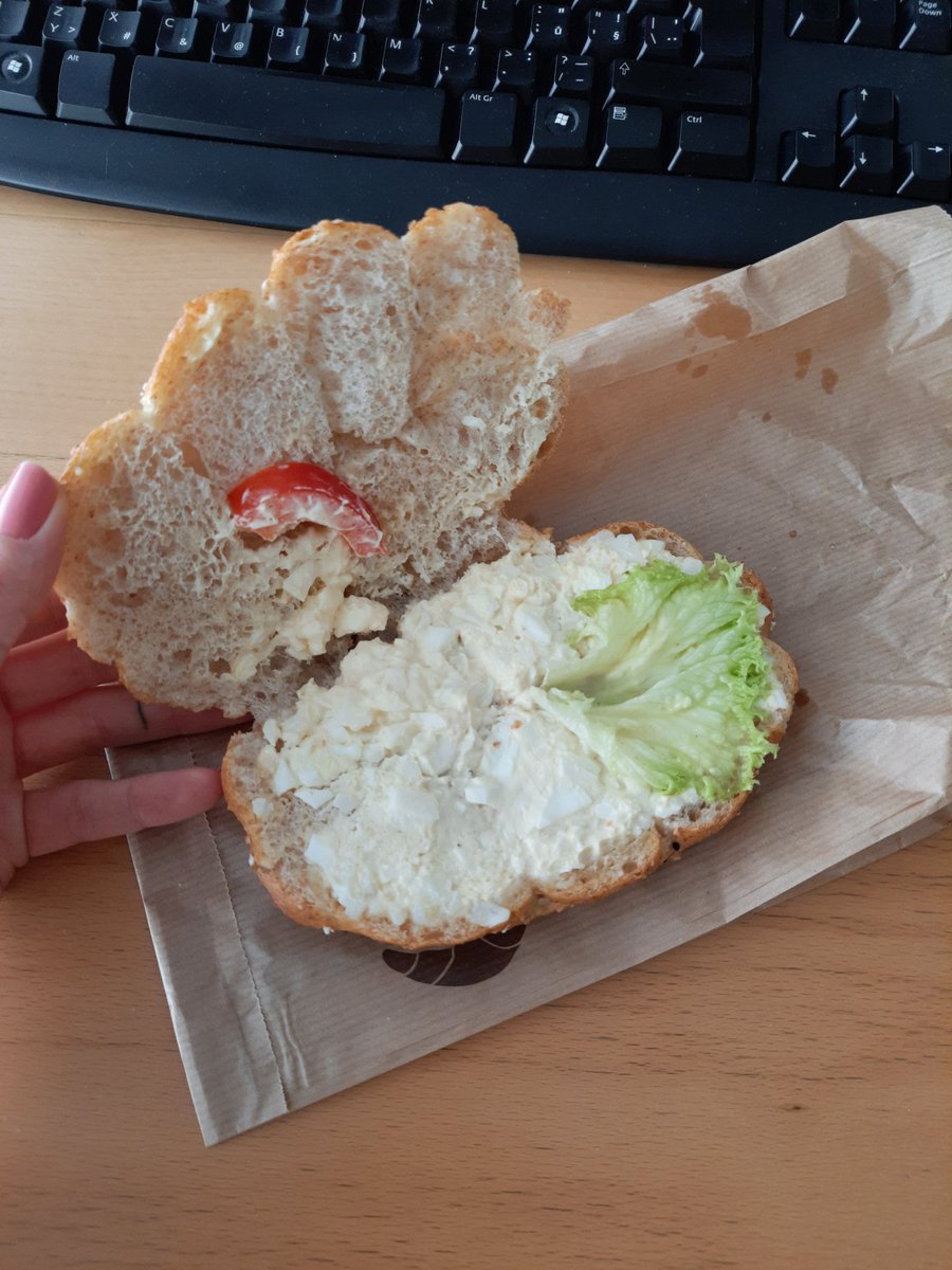 Whitecastle11's tweet photo. Takže dobré ráno podruhé.
Jako ta houska ve vitríně, na základě který jsem se rozhodla pro vajíčkovou, vypadala podstatně líp. 😅
#procja https://t.co/UKPqFThBc0