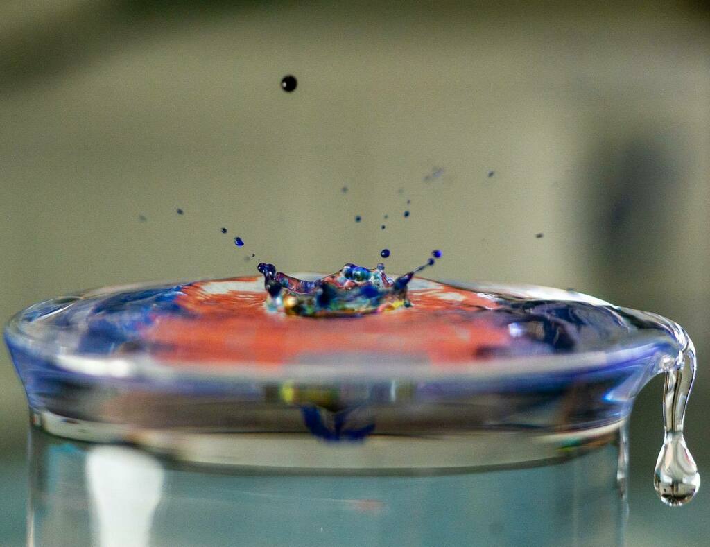 stirwise's tweet image. Neutralized
.
.
#phindicator #bromophenolblue #chemistry #droplet #highspeed #macro #frozenintime #💧 #labdork #detail #miniatureworlds #leicam #leicam240 #nokton50mmf12 #voigtlander #idoscience