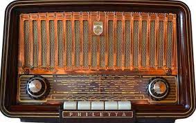 Argonic10's tweet photo. Por otro lado, los radios lucían de esta forma! Básicamente tenían la misma función que las televisoras en cuanto a informarse, pero también podías (y puedes) escuchar música. 4/5 https://t.co/gIpdjleLjQ