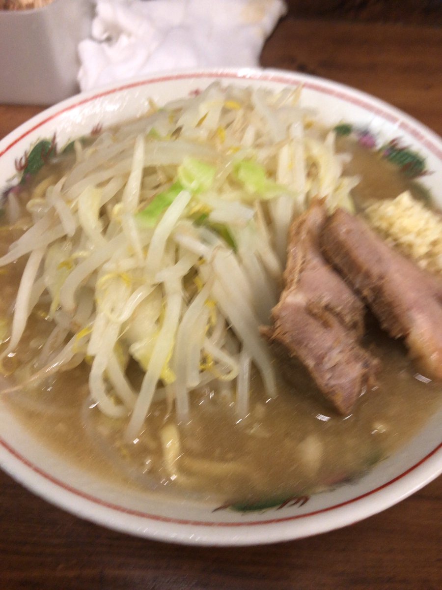 津村 ラーメン二郎 品川店 小 麺少な目 ヤサイ ニンニク 二郎の中では細めの麺 ズビズビ行けちゃう 繊維質なホロホロの豚は高級なコンビーフみたいな食感 カエシが際立つ微乳化スープは上昇する血圧と共に全身の血管で美味さを感じます ごちそうさまでした