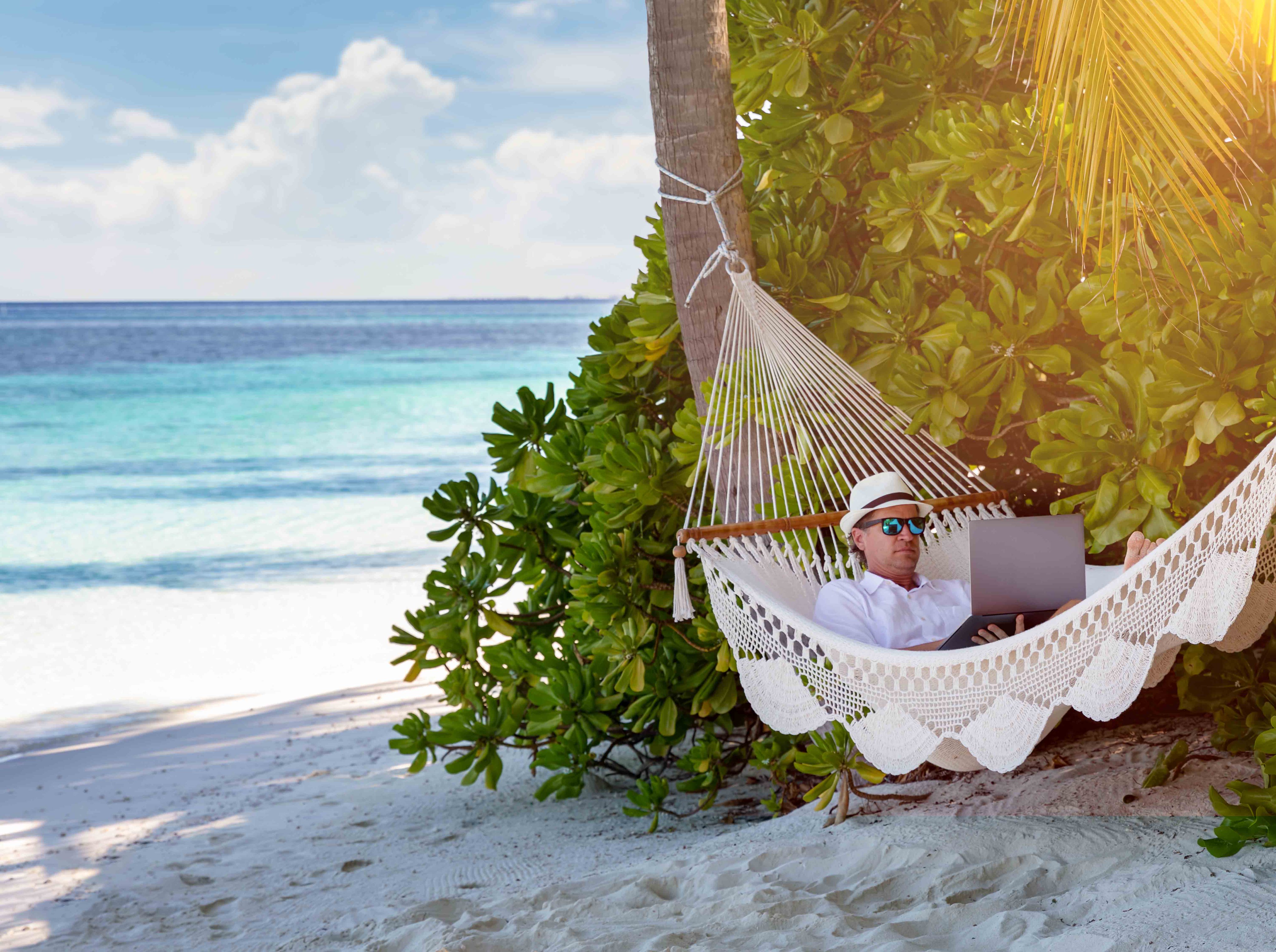 Сколько дают дней на свадьбу на работе. Дни на бракосочетание по трудовому кодексу. Заявление на отпуск в связи с бракосочетанием. Свадьба работа отпуск. Свадебная фотосессия на берегу моря.