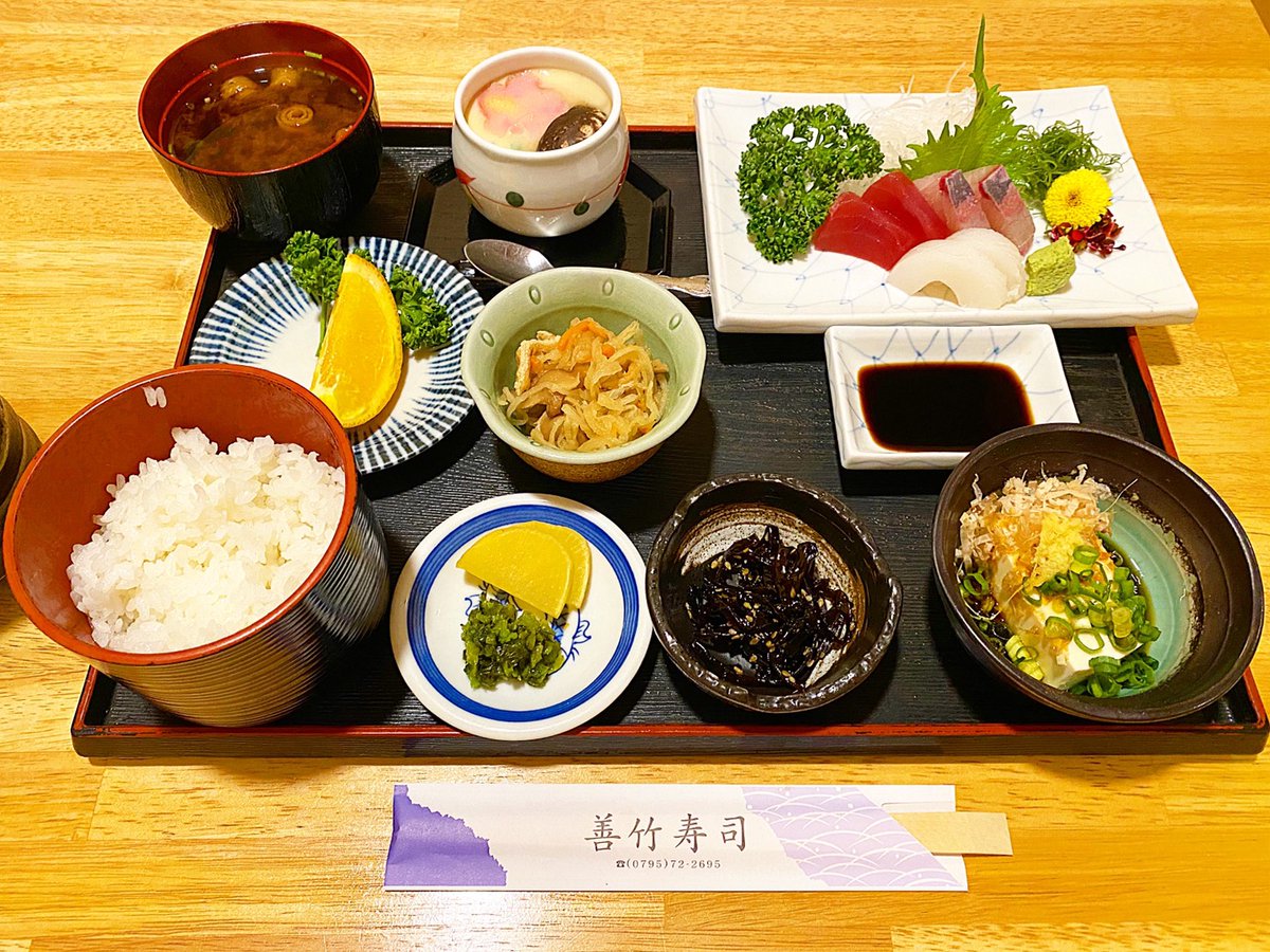 yoursfunup's tweet photo. ランチに #善竹寿司 さんへ🍣
このボリュームで880円です！

新鮮なお刺身とあったかい赤だしが美味しかった～🥰
実はこのカッコいいお湯呑が大好きです！
ごちそうさまでした✨

#柏原
#ランチ
#お寿司 https://t.co/NcvGZRBc5P