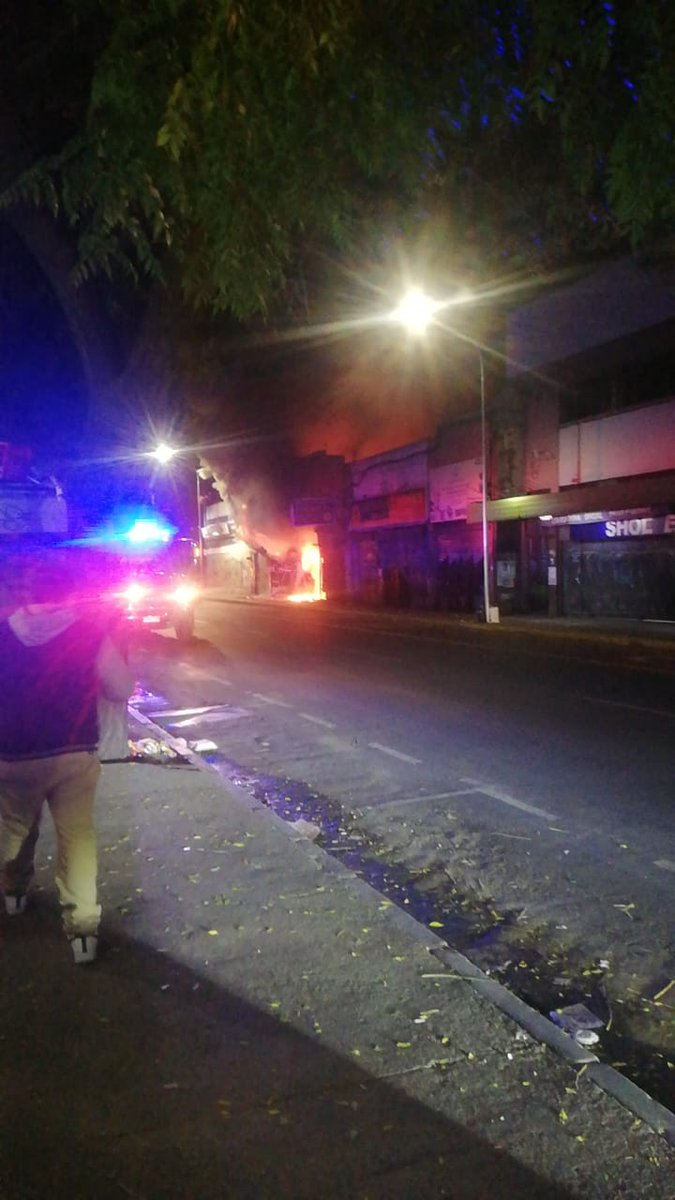 cbsantiago's tweet photo. AHORA: el Cuerpo de Bomberos de Santiago está trabajando con 23 carros en Segunda Alarma de #Incendio en las esquinas de San Pablo y Chacabuco, en la comuna de #Santiago 
#BomberosdeSantiago 
#ConstanciayDisciplina https://t.co/oeJcPExlSr
