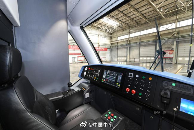 PDChina's tweet photo. China's 1st wirelessly powered tram was recently unveiled in N China’s Tianjin Municipality. Adopting a contactless power supply system, the environmentally-friendly tram is made from carbon fiber and has the advantages of intelligence, comfort, and energy conservation. https://t.co/dvYFJvQVBe