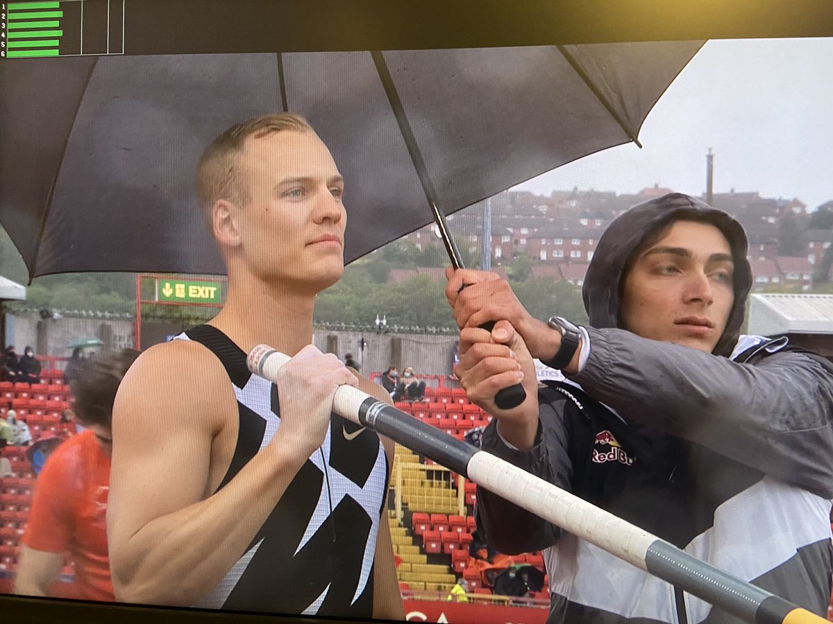 scaristan's tweet photo. Moment surréaliste en #DiamondLeague à Gateshead où #MondoDuplantis (recordman du monde) tient un parapluie au dessus de #SamKendricks qui se concentre et qui va s’élancer pour sauter. Ils sont encore adversaires pour gagner le concours....
Le Sport comme je l’aime 😘🥰 https://t.co/MbQLK0Ced4