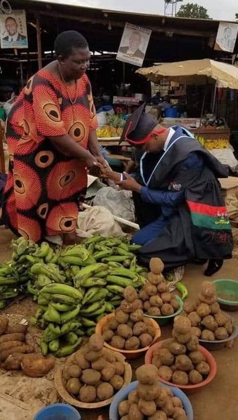 rggoobi's tweet photo. Could be one of my students. In class I often tell them on graduation day we, Africans, often cry while giving a speech. Particularly that moment when we are thanking our parents especially mothers. Mother’s everywhere are heroes but in Africa they’re beyond. Look at this!🙏🙌🏿 https://t.co/s6MU3oMB74