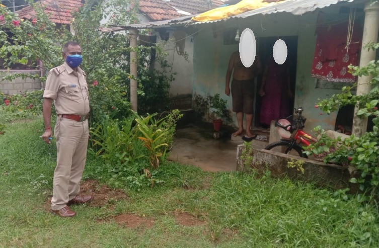 1Udupi's tweet photo. 25/05/2021ರಂದು ಕುಂದಾಪುರ ಆಶ್ರಯ ಕಾಲನಿ ಬಳಿ ಹೋಮ್ ಐಸೋಲೆಷನ್‌ನಲ್ಲಿರುವ ಕೋವಿಡ್ ಸೋಂಕಿತರಿಬ್ಬರು ಮನೆಯಿಂದ ಹೊರಗಡೆ ಸುತ್ತಾಡುತ್ತಿರುವ ಬಗ್ಗೆ ಜಿಲ್ಲಾ 112 ಸಹಾಯವಾಣಿಗೆ ಕರೆ ಬಂದಿದ್ದು ERV-09ದಲ್ಲಿ ಸ್ಥಳಕ್ಕೆ ತೆರಳಿ ಇಬ್ಬರಿಗೂ ಮನೆಯಲ್ಲಿರುವಂತೆ ಎಚ್ಚರಿಕೆಯನ್ನು ನೀಡಿ ಸಂಬಂಧಪಟ್ಟ ಇಲಾಖೆಯವರಿಗೆ ಮಾಹಿತಿ ನೀಡಿರುತ್ತೇವೆ@112Karnataka https://t.co/7urRCfnnBe
