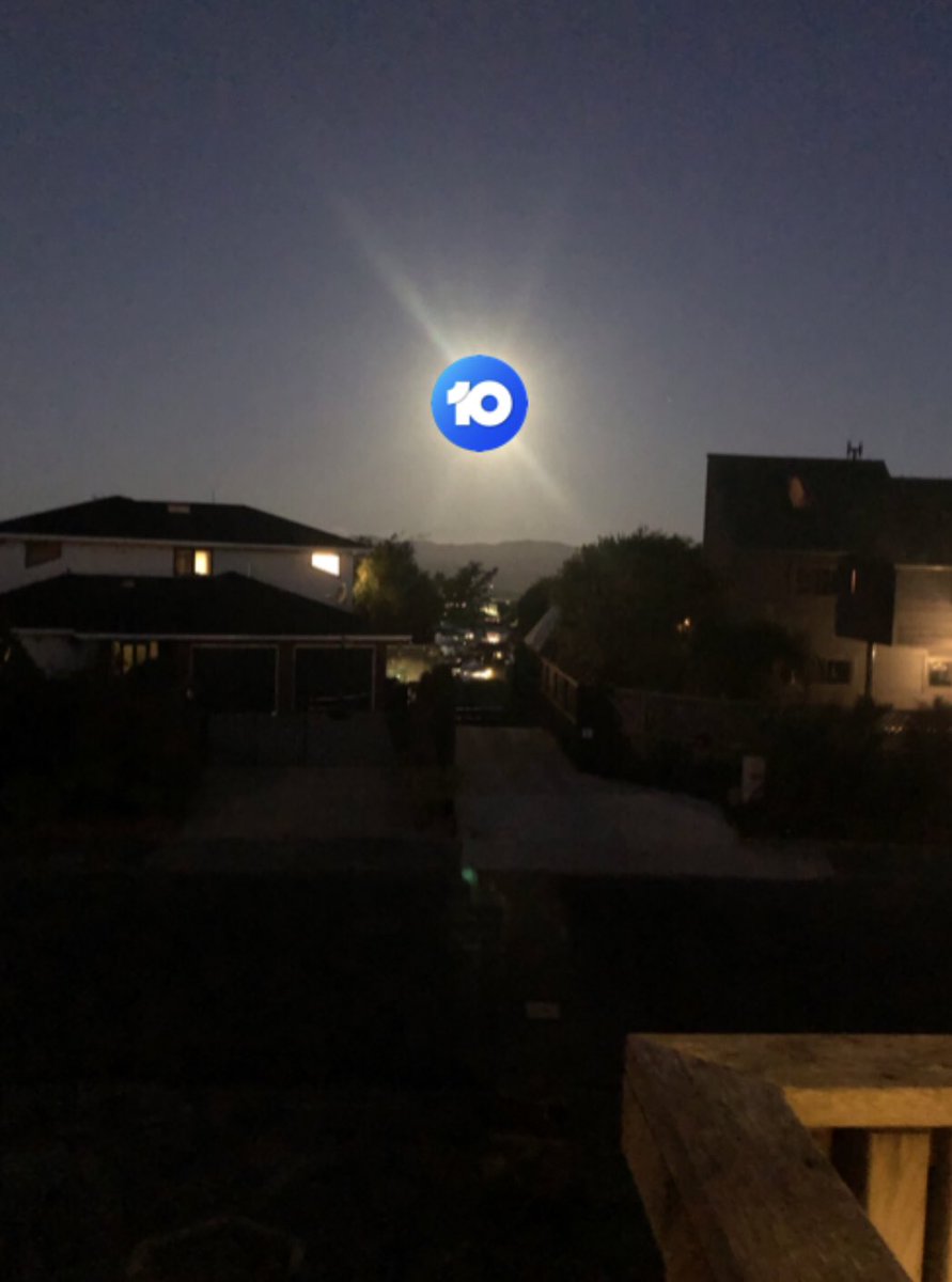 DPhimphisane's tweet photo. The supermoon’s out in NZ.
What people see vs what I see:
#ALeague #NetworkTen https://t.co/tS61PychUa